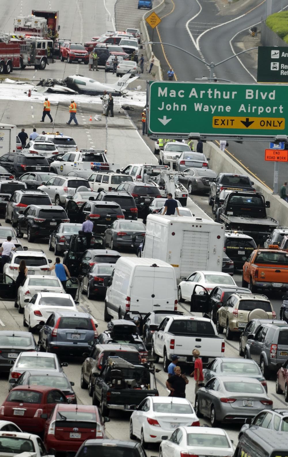 Agentes del orden, equipos de paramédicos y bomberos respondieron a la escena del accidente y centenares de automovilistas quedaron varados sobre la 405.