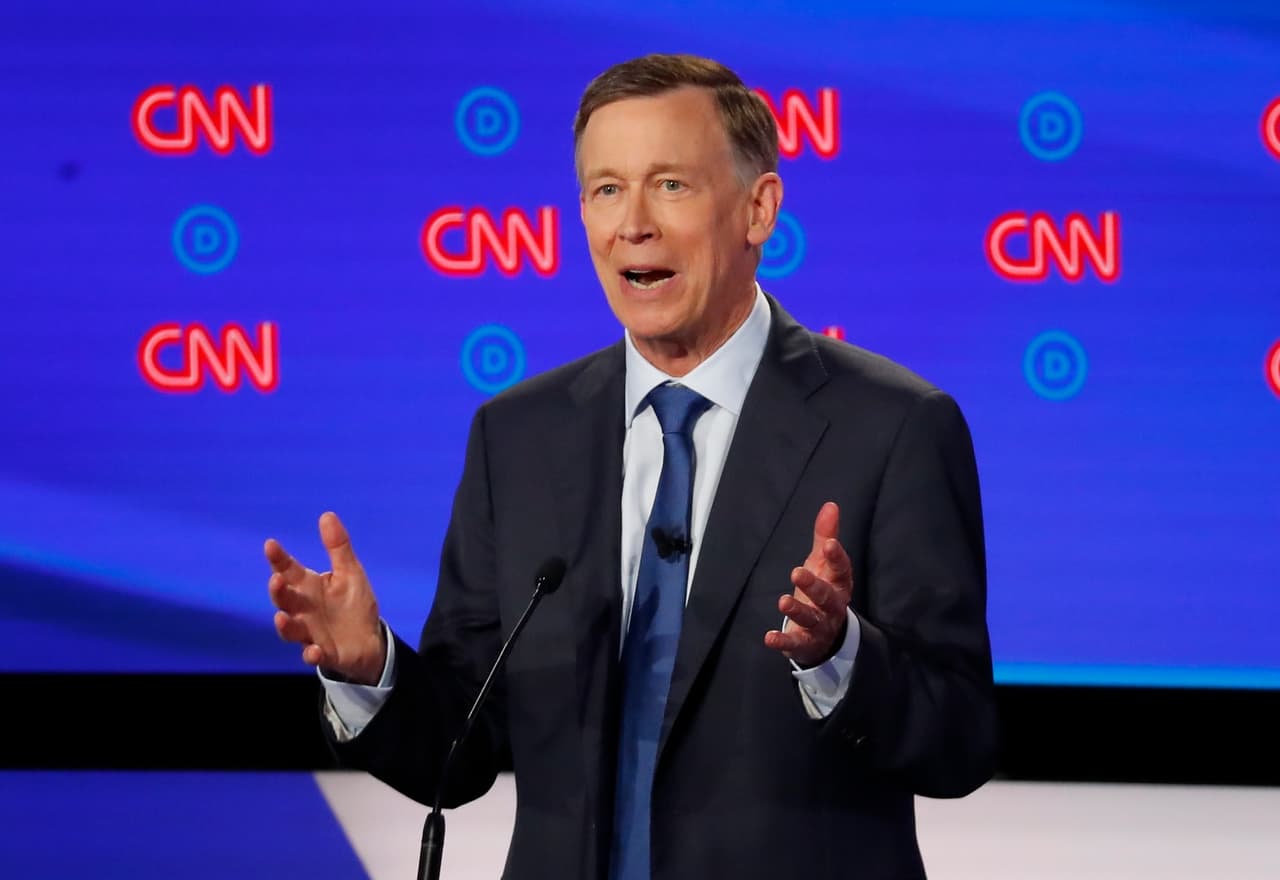 El exgobernador de Colorado, John Hickenlooper, enfatizó sus posturas moderadas sobre el cuidado de la salud e inmigración en ardientes intercambios con los líderes presidenciales demócratas más a la izquierda durante el debate del martes en Detroit. "Comparto sus valores progresistas, pero soy un poco más pragmático", dijo.