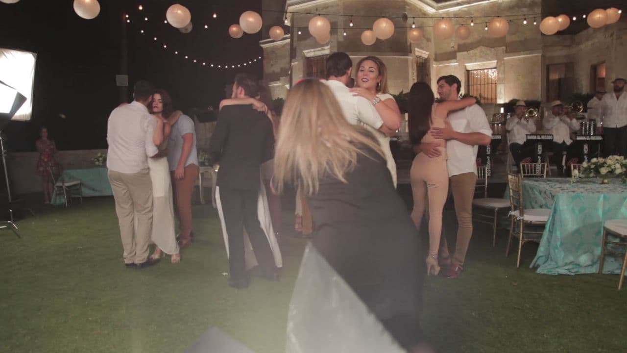 Tanto la producción, como la banda, no escatimaron en nada para crear un clip de calidad y esto se refleja en las miles de visitas que ha tenido.