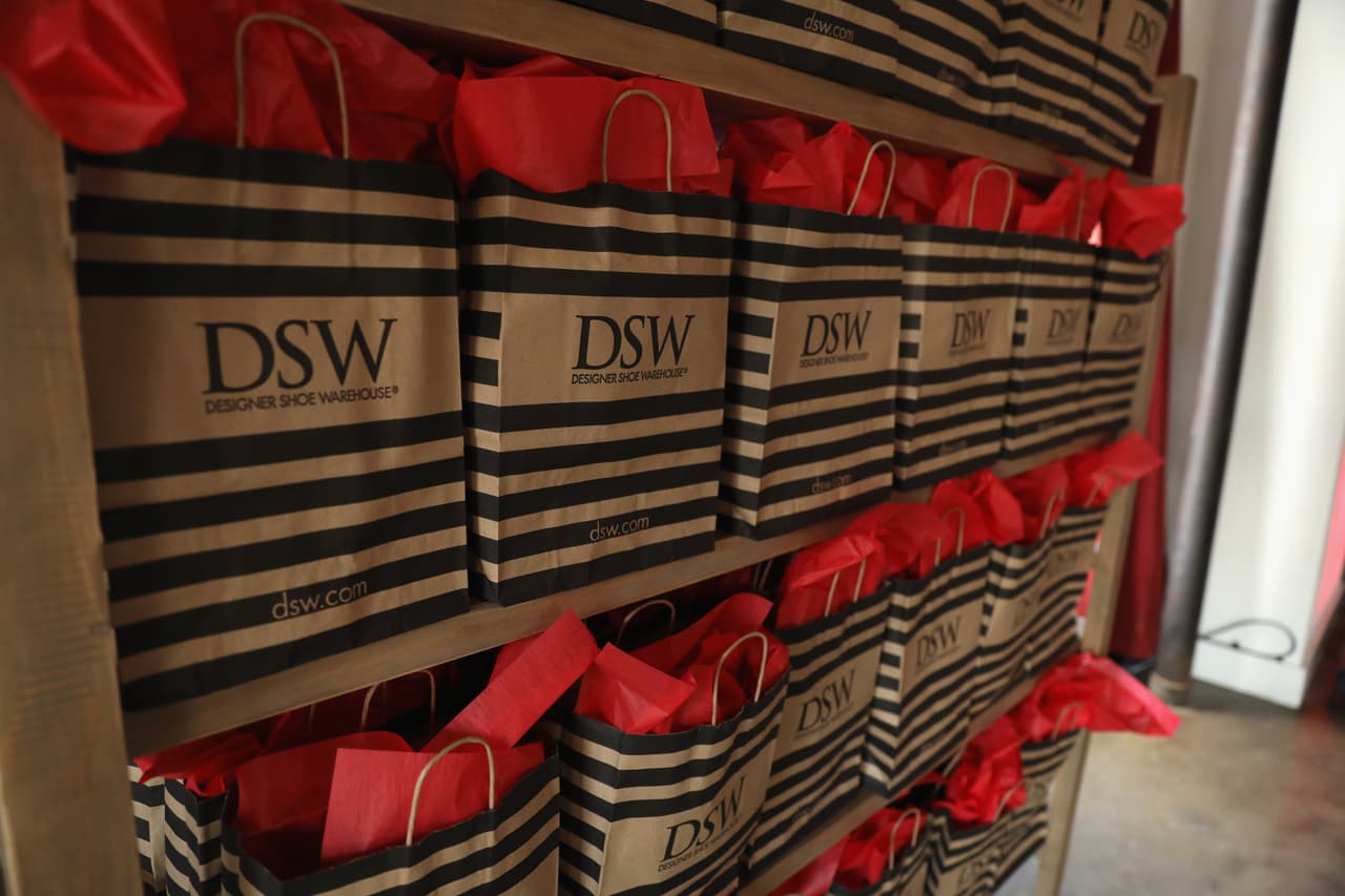 <b>DSW.</b> Algunas tiendas abrirán de 11 AM a 4 PM, otras de 5 PM a 10 PM.