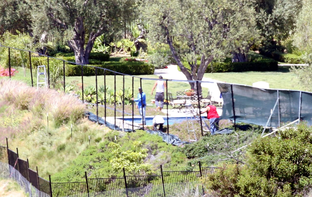 De acuerdo con información del diario británico 
<b><a href="https://www.dailymail.co.uk/news/article-8308771/Prince-Harry-Meghan-Markle-erect-screens-Tyler-Perrys-18million-LA-mansion.html" target="_blank">Daily Mail</a></b>, estos trabajos iniciaron el pasado sábado 9 de mayo luego de que se descubrió que la gente podía ver directamente la mansión a través de los caminos y senderos que existen en el área. 
<br>