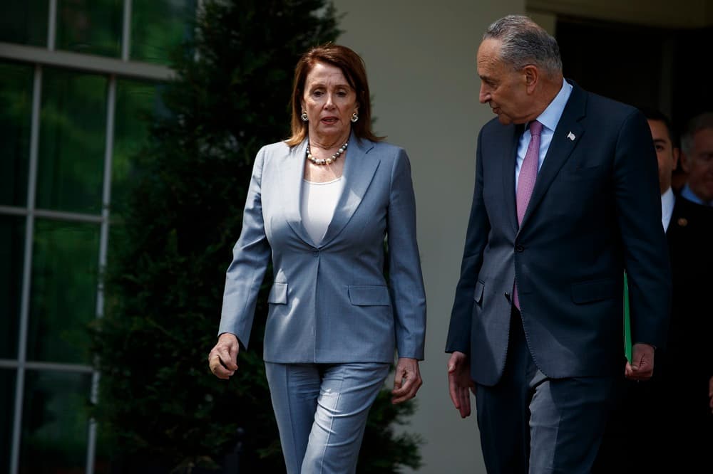 Trump acuerda con los demócratas en un plan de infraestructura que rechazarán los republicanos