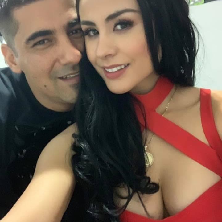 La víctima fue identificada como Armando Gómez, un abogado que era pareja de la conductora de Telehit, Fabiola Martínez, informó el periódico mexicano
<a href="https://www.reforma.com/aplicacioneslibre/preacceso/articulo/default.aspx?id=1765284&opinion=0&urlredirect=https://www.reforma.com/ejecutan-en-nl-a-esposo-de-conductora-de-tv/ar1765284?__rval=1&flow_type=paywall" target="_blank">Reforma</a>.