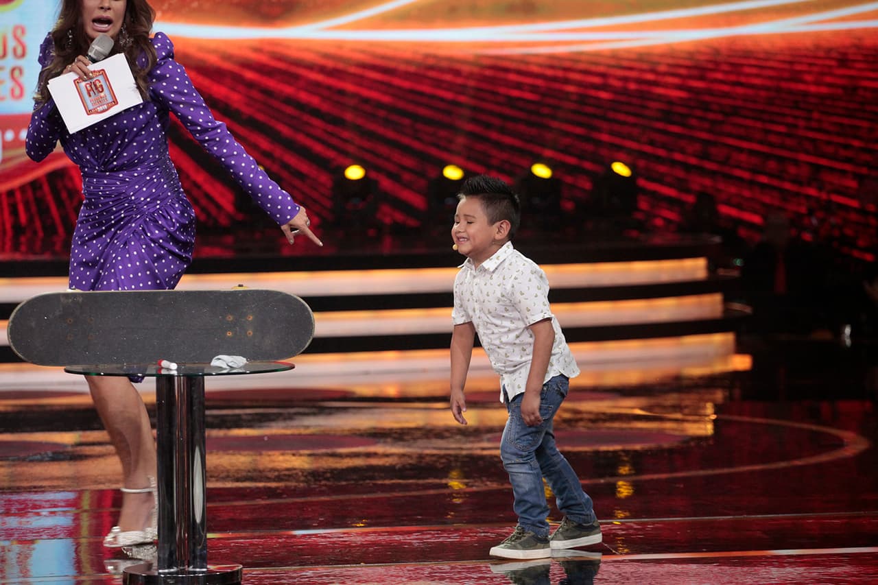 ¿Cómo olvidar la participación de Giovani? El capitán de 'los Sacachispas' tuvo que cumplir la misión de mostrarle al público sus habilidades a bordo de una patineta.