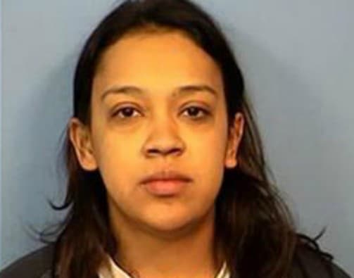 Metió su auto en un estanque al manejar alcoholizada y su hijo quedó atrapado en el auto 