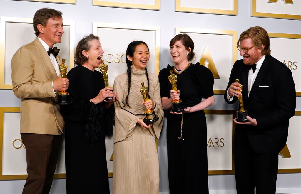 "Nomadland" triunfa con tres estatuillas en los Oscar 2021, donde también un equipo mexicano consigue un premio 