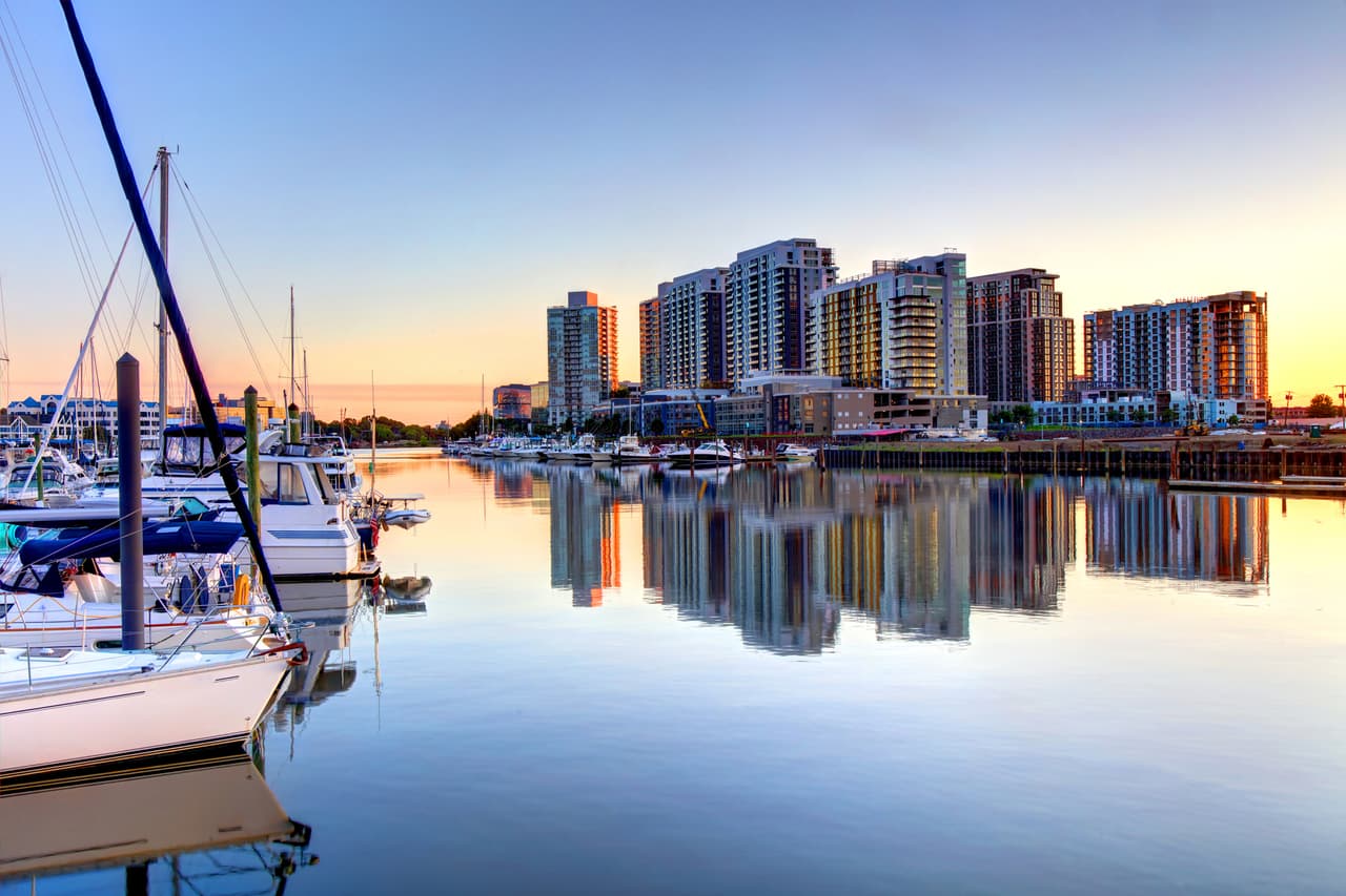 <h3 class="cms-H3-H3">14. Connecticut</h3>
<br>
<br>🏘️ Población: 3,605,597 habitantes.
<br>
<br>🏘️ Esperanza de vida: 80.1 años.
<br>
<br>🏘️ Ingreso promedio por familia: $83,771
<br>
<br>🏘️ Valor promedio de la vivienda: $311,500
<br>
<br>🏘️ Costo de la vida representado como porcentaje del total del ingreso promedio familiar: 19.4%
<br>
<br>🏘️ Tasa de desempleo (agosto de 2022): 4.3%
<br>