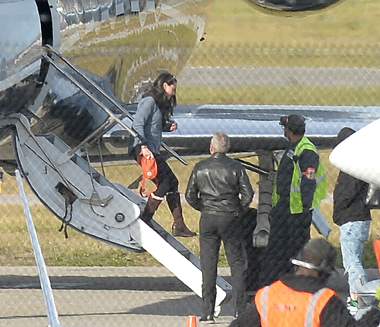 Con él salió una mujer que no fue identificada, en medio de los rumores que lo vinculan sentimentalmente con la exmodelo y estrella del reality 'The real housewives of New York City', Kelly Bensimon.
<br>