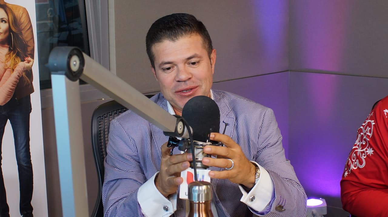 🎶 "¡Qué milagro chaparrito, ya tenía que no nos vemos!" 🎶 Así recibieron a Jorge Medina los locutores del Free-guey show.