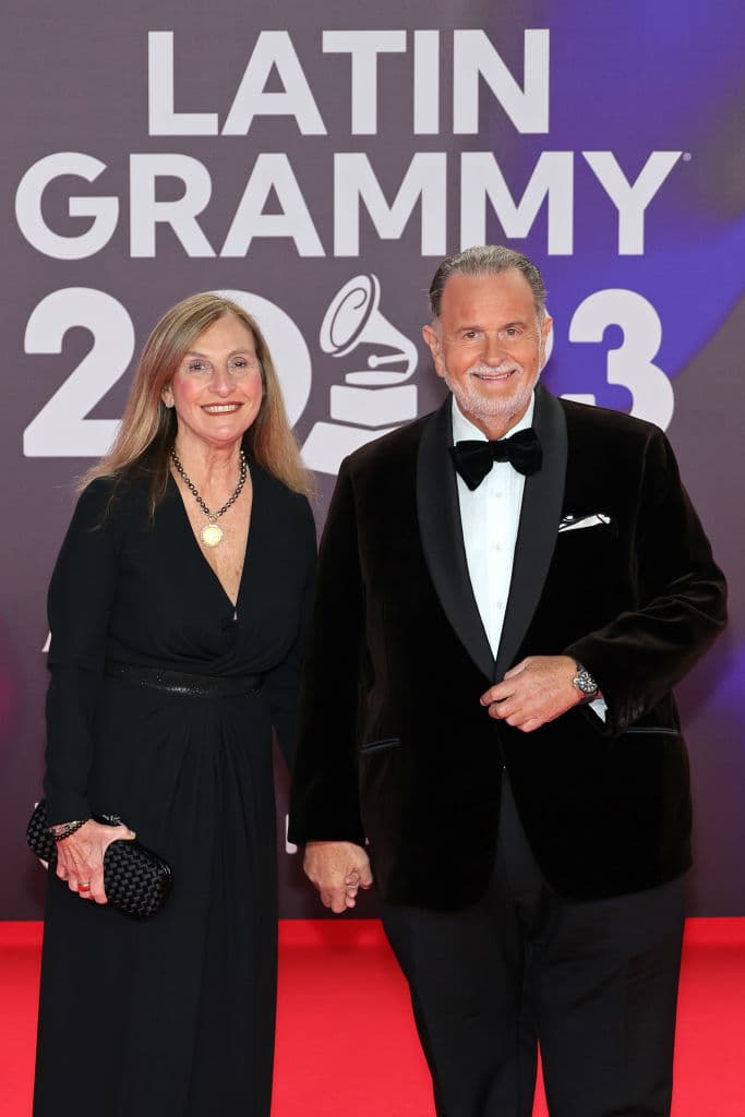 Raúl de Molina no podía faltar a este importante evento musical y llegó con su inseparable esposa Millie de Molina.