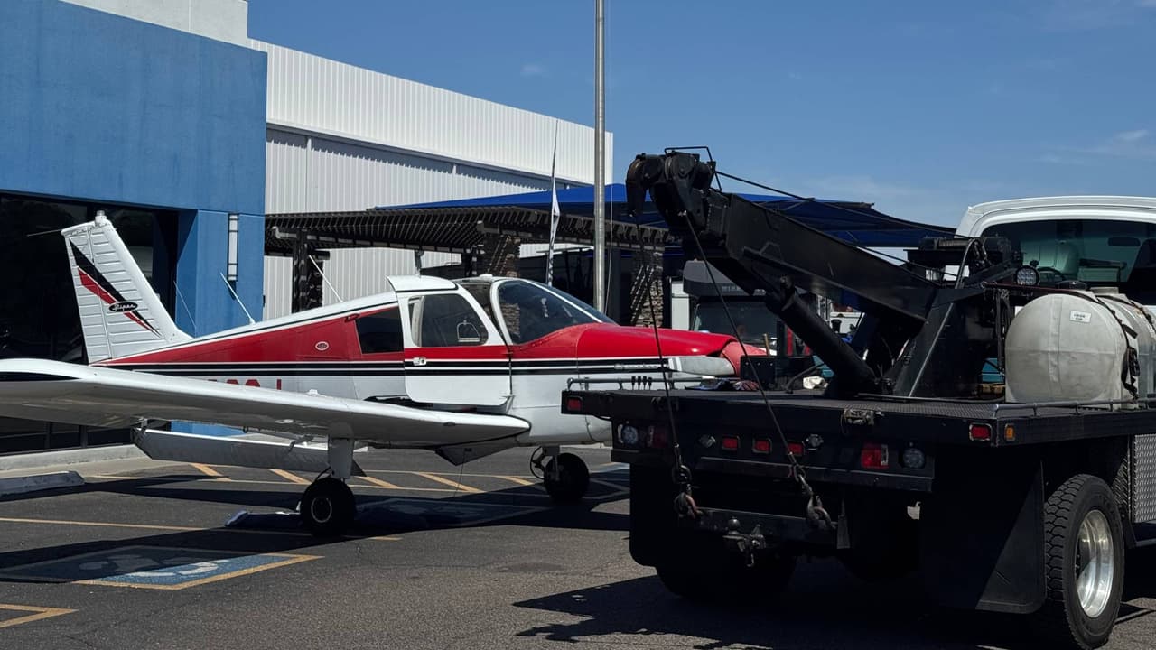 Aterrizaje de emergencia en Mesa: Aeronave desciende en una intersección a la orilla de un canal