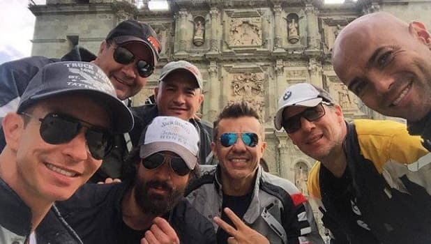 Su carrera le ha permitido consolidar amistades fuertes con personalidades del espectáculo como el cantante mexicano Erick Rubín y el conductor Javier Poza.