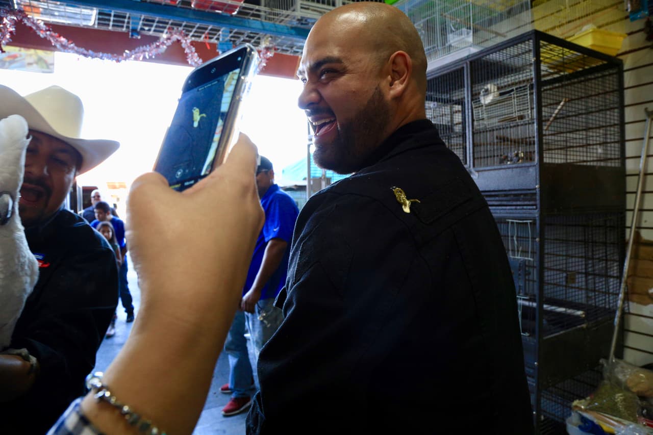 Una de ellas hasta le dejó un regalito a 
<b>Raúl</b> en su camisa.