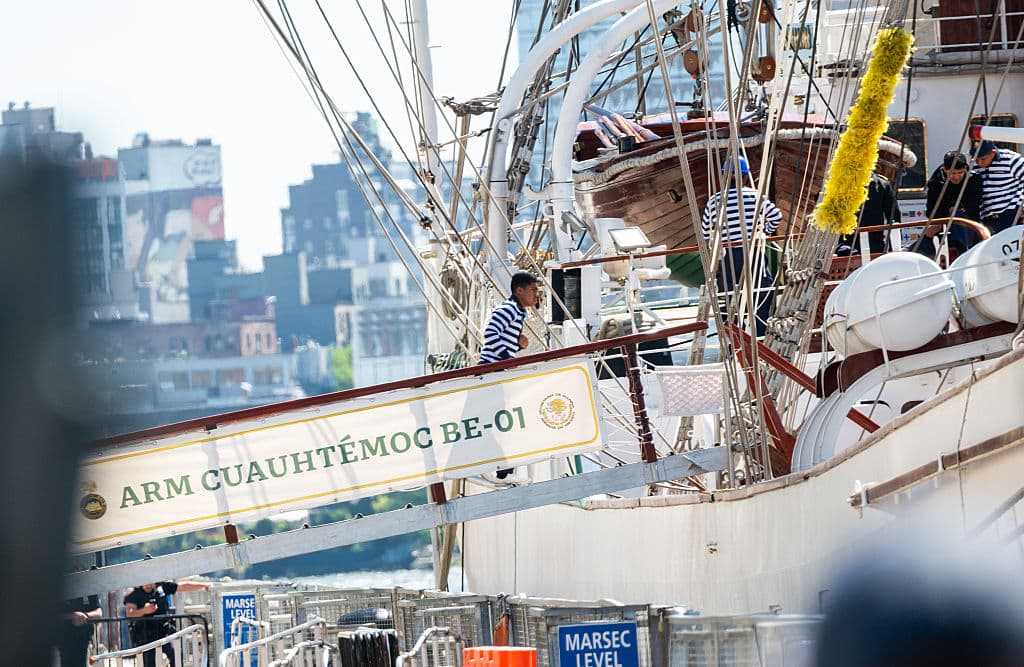 Brian Young, investigador de la Junta Nacional de Seguridad en el Transporte (NTSB por sus iniciales en inglés), advirtió que las conclusiones sobre lo ocurrido tardarán meses. Por el momento, se conoce
<b><a href="https://www.univision.com/noticias/estados-unidos/brooklyn-bridge-que-causo-el-choque-del-buque-mexicano-cuauhtemoc-contra-el-puente-de-brooklyn-en-nueva-york" target="_blank">45 segundos antes del choque, se registraron llamadas de auxilio</a></b> para el Cuauhtémoc.