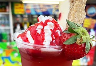 <h3 class="cms-H3-H3">Granizado de tarta de queso y fresas</h3>
<br>Refrescante granizado de fresa cubierto con crema batida, salsa de fresa, fresa fresca y cremosa tarta de queso estilo Nueva York.