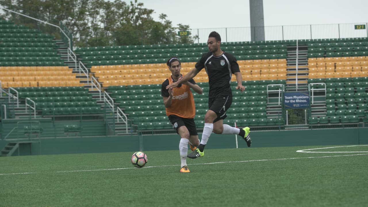 Una estampa de una entrenamiento del club, siempre bajo la mirada de Mark.