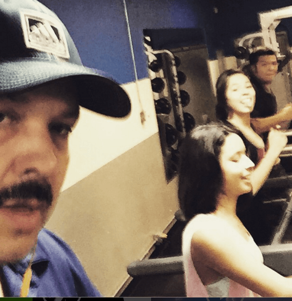 Desmañanando a los niños, todo con tal de que su papá no trabaje solo, ellos le echan la mano.