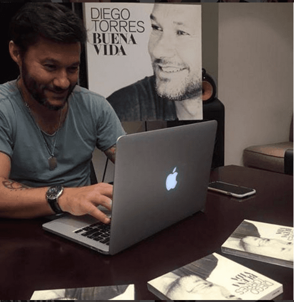 Torres no suelta la compu, y como que está haciendo vagancias porque tiene una sonrisa muy sospechosa.