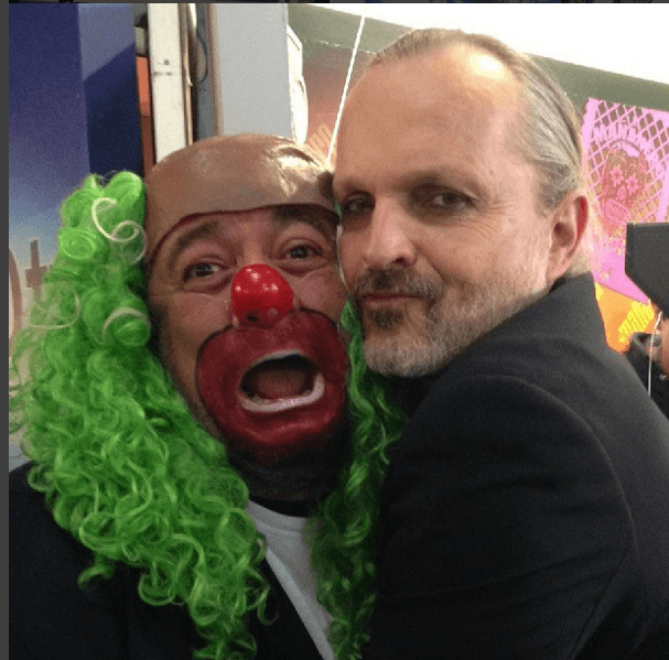 Par de personajes, Miguel Bosé y el payaso Broso, al término de una entrevista.