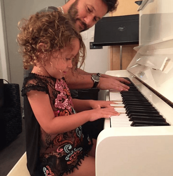 Una tierna forma de seguir componiendo, Diego Torres se inspira con su bella hija para seguir haciendo música.