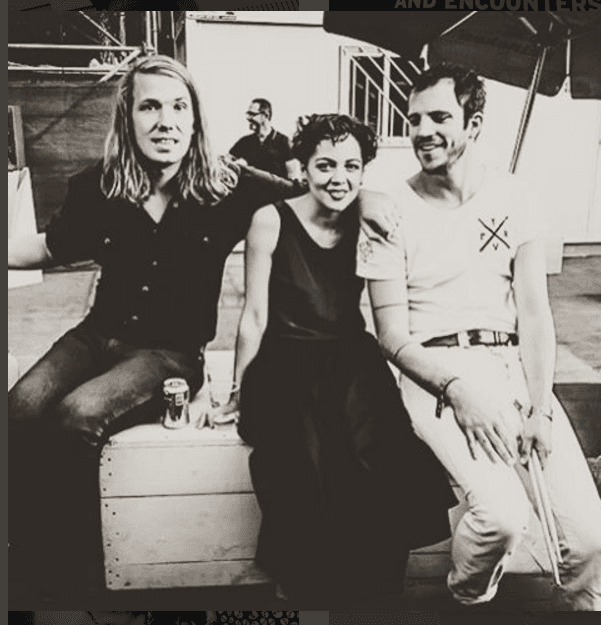 Natalia Lafourcade se toma la del recuerdo con unos músicos que compartieron el escenario con ella. Estos muchachos se llaman The Vaccines.