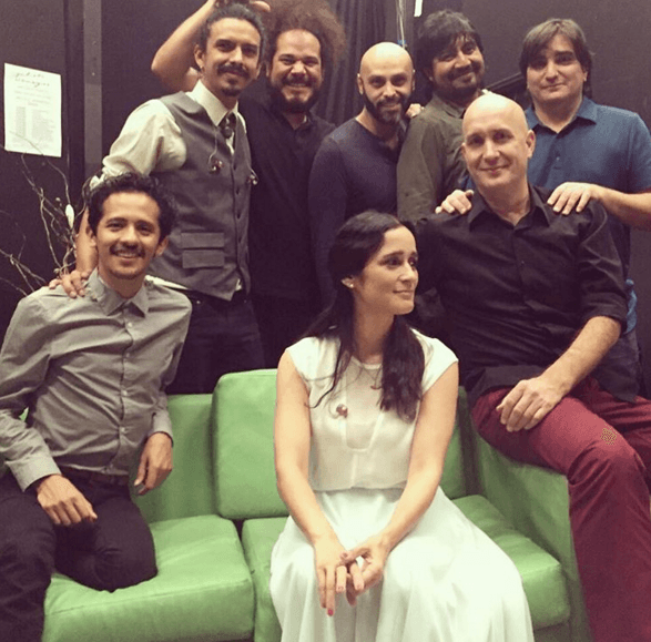 "Tómame una foto pero así, como que no viendo", así Julieta Venegas pasa desapercibida.