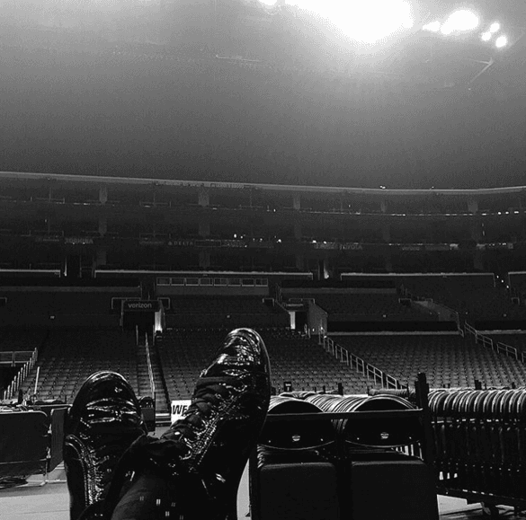 "Zapatito blanco, zapatito azul", así presume Natalia sus tenis.