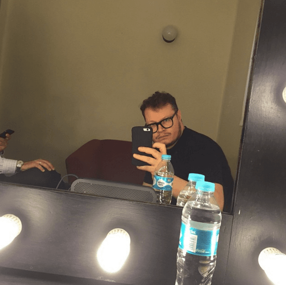 "Pos la foto pa'l face", así posa Leonel en uno de los camerinos, previo a una presentaciòn.