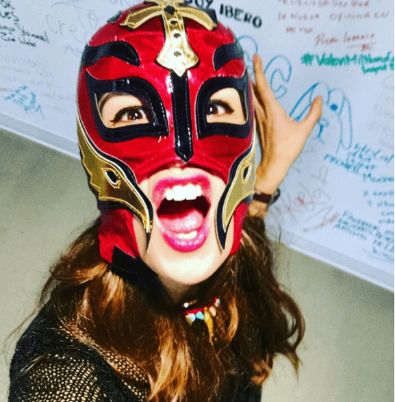 Ella es la vocalista, se llama Catalina, pero aquí más bien es la 'Cata Enmascarada'.
