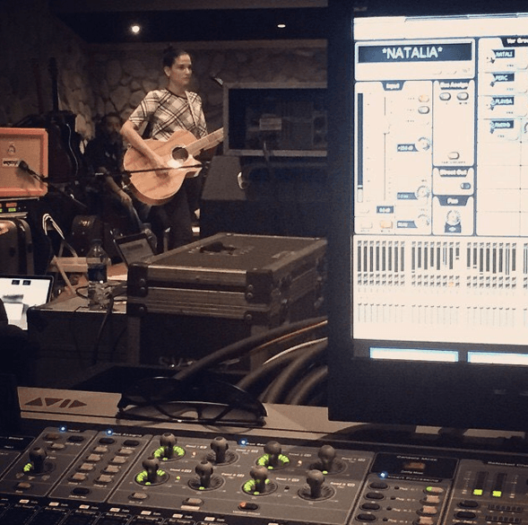 Natalia Jiménez, muy atenta y preparándose para su presentación en el Latin GRAMMY.