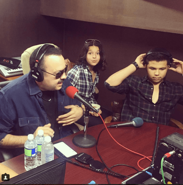 Que los chamacos se ganen lo que se comen. Es la ley que aplica Pepe, es por eso que se los lleva a las entrevistas.