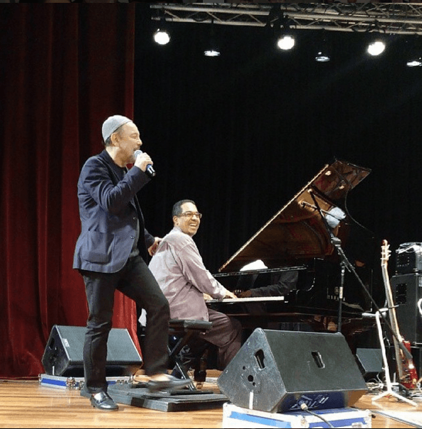 En los ensayos con el gran Blades, nunca faltan las sonrisas.