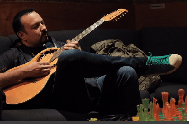 Inspirado y en look relax, el músico se acomoda para componer o hacer arreglos de alguna canción,