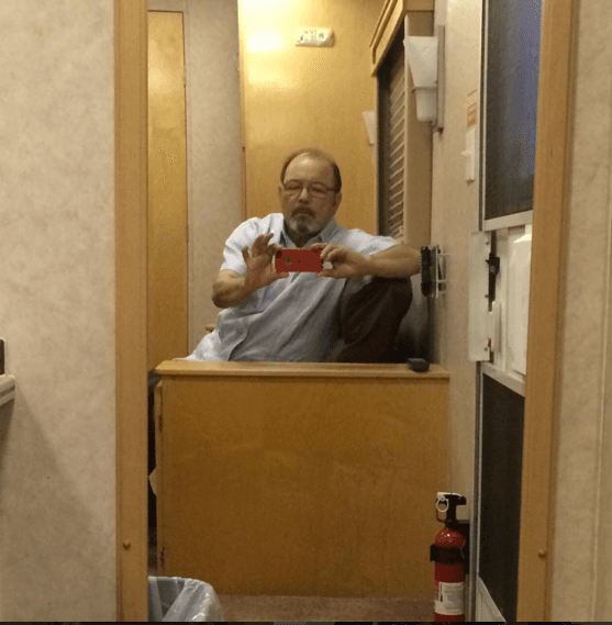 "¿Y cómo jala esta cosa?", así Rubén Blades se enseña a tomar selfies, en poco será un maestro del duckface.