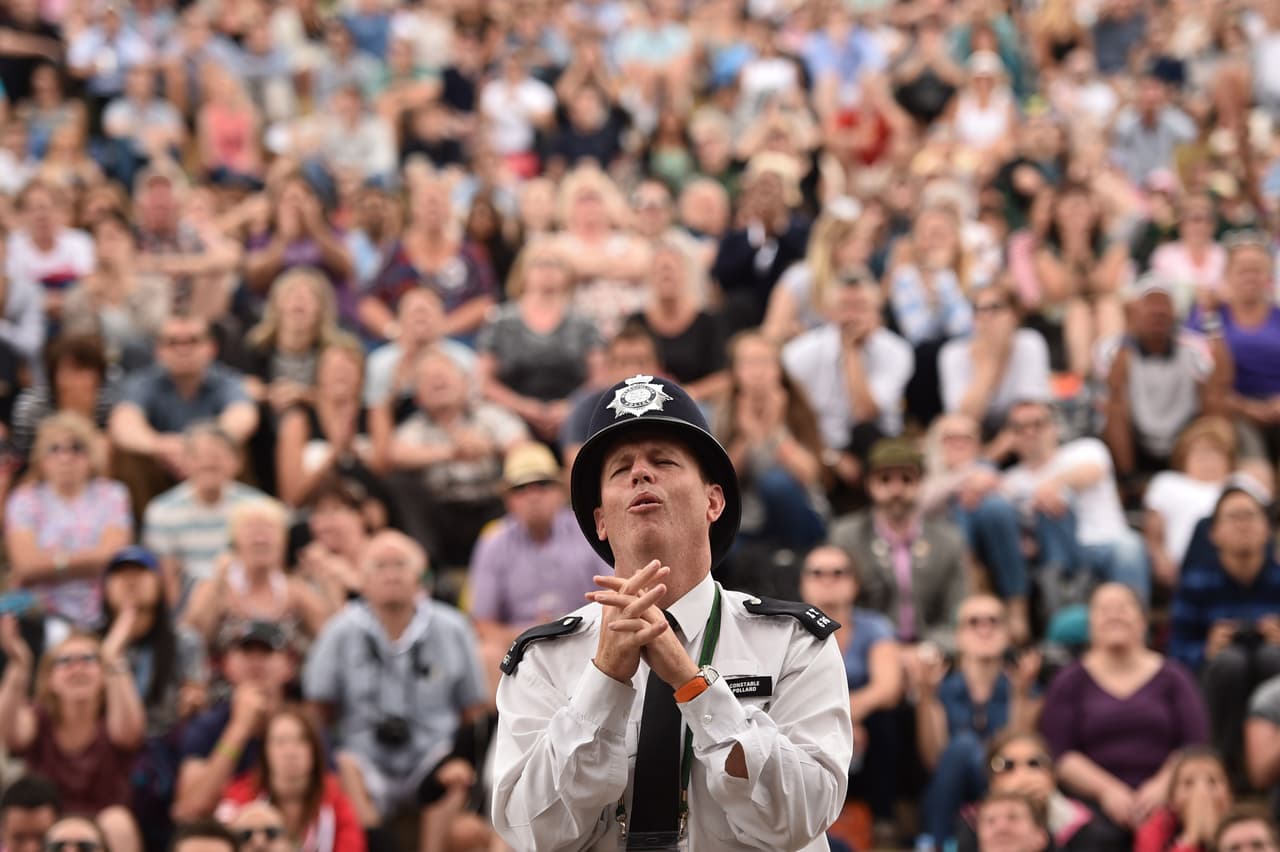 Este policía oraba por su jugador favorito ¿quién sería?