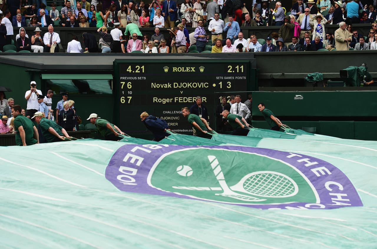 En ese momento, las nubes y la lluvia hicieron acto de presencia en la pista central, lo que obligó a suspender el juego durante 20 minutos.