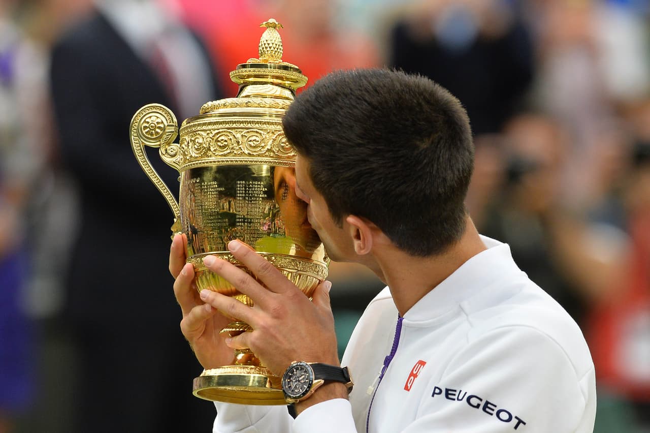 Tras reanudarse el juego Djokovic frenó la tímida reacción del suizo con una ruptura en el noveno juego del cuarto set para sentenciar el choque y coronarse en Wimbledon.