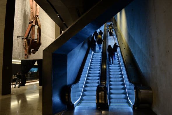 Escaleras móviles que van hasta el nivel de la calle que son parte del recorrido.