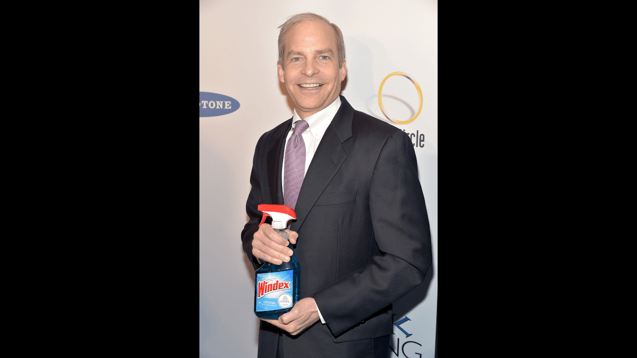 <h3 class="cms-H3-H3">19. La familia Johnson</h3>
<br>
<br>La fortuna de esta familia, que suma 21,200 millones de dólares, proviene del establecimiento de SC Johnson. Samuel Curtis Johnson fundó la empresa en 1886 después de adquirir una empresa de pisos de parquet. Posteriormente, su hijo Herbert Fisk Johnson dirigió la empresa hasta 1928. Hoy en día, 
<b>la empresa es dirigida por Herbert Fisk Johnson III</b> (en la imagen), quien es quinta generación de la dinastía en llevar las riendas de la compañía. 
<br>
<br>La empresa cuenta con una cartera diversa de productos de limpieza para el hogar, como el ambientador Glade, la cera para muebles Pledge, el limpiador de ventanas Windex, la cera para zapatos Kiwi, el detergente Shout y las bolsas Ziploc. Además de producir productos de limpieza, la familia participa en negocios de administración de patrimonio, banca y seguros bajo Johnson Financial Group. 
<br>