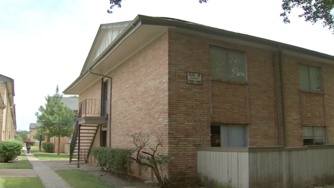 La nueva pareja del hombre, que cuidaba a la menor, recibió un mensaje de texto del sospechoso. Le pidió a Gutiérrez que se fuera, porque así se lo pidió 
<b><a href="https://www.univision.com/local/houston-kxln/capturan-al-acusado-de-secuestrar-a-maira-gutierrez-en-pasadena-y-persona-de-interes-en-su-asesinato-video" target="_blank">Daniel Chacón. </a></b>