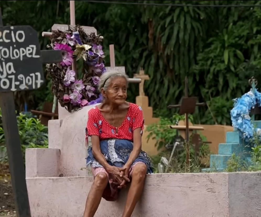 A pesar de ello, es normal ver a Doña Julia sentada en una silla en medio de las tumbas tomando el fresco de la tarde y viendo la vida pasar, siempre descalza porque no tiene dinero para comprarse unos zapatos.