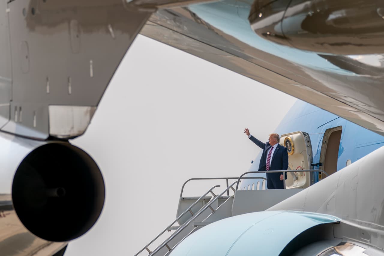 El presidente Donald Trump arribó a McClellan Airport, una antigua base de la Fuerza Aérea, el lunes por la mañana para una sesión informativa sobre los incendios forestales. El presidente se reunió con el gobernador de California y oficiales estatales y federales que trabajan para contener los siniestros.
