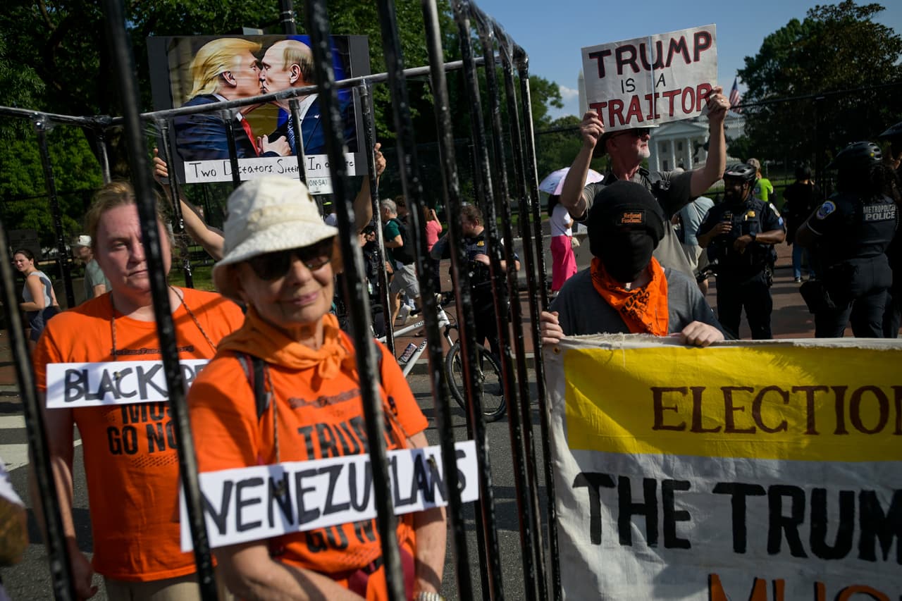 Un grupo de manifestantes realiza una breve concentración en la plaza Lafayette antes de los combates de UFC Freedom 250.