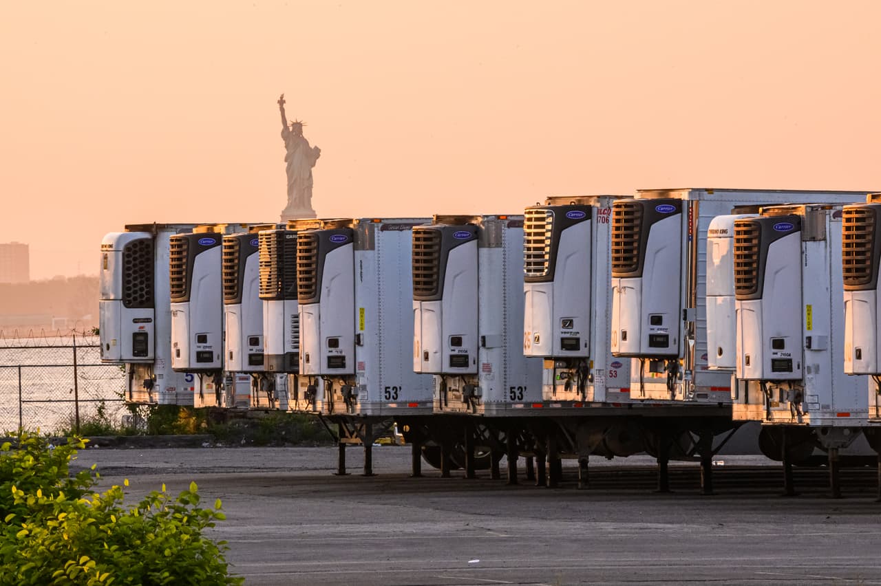 Más de 600 cuerpos de víctimas del coronavirus todavía están en camiones refrigerados en Brooklyn