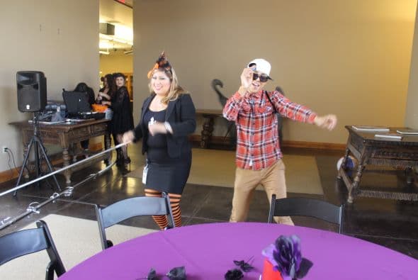 ¡Así es como Univisión Arizona celebra el Halloween!  Dulces, calaveras, disfraces y mucha diversión.  