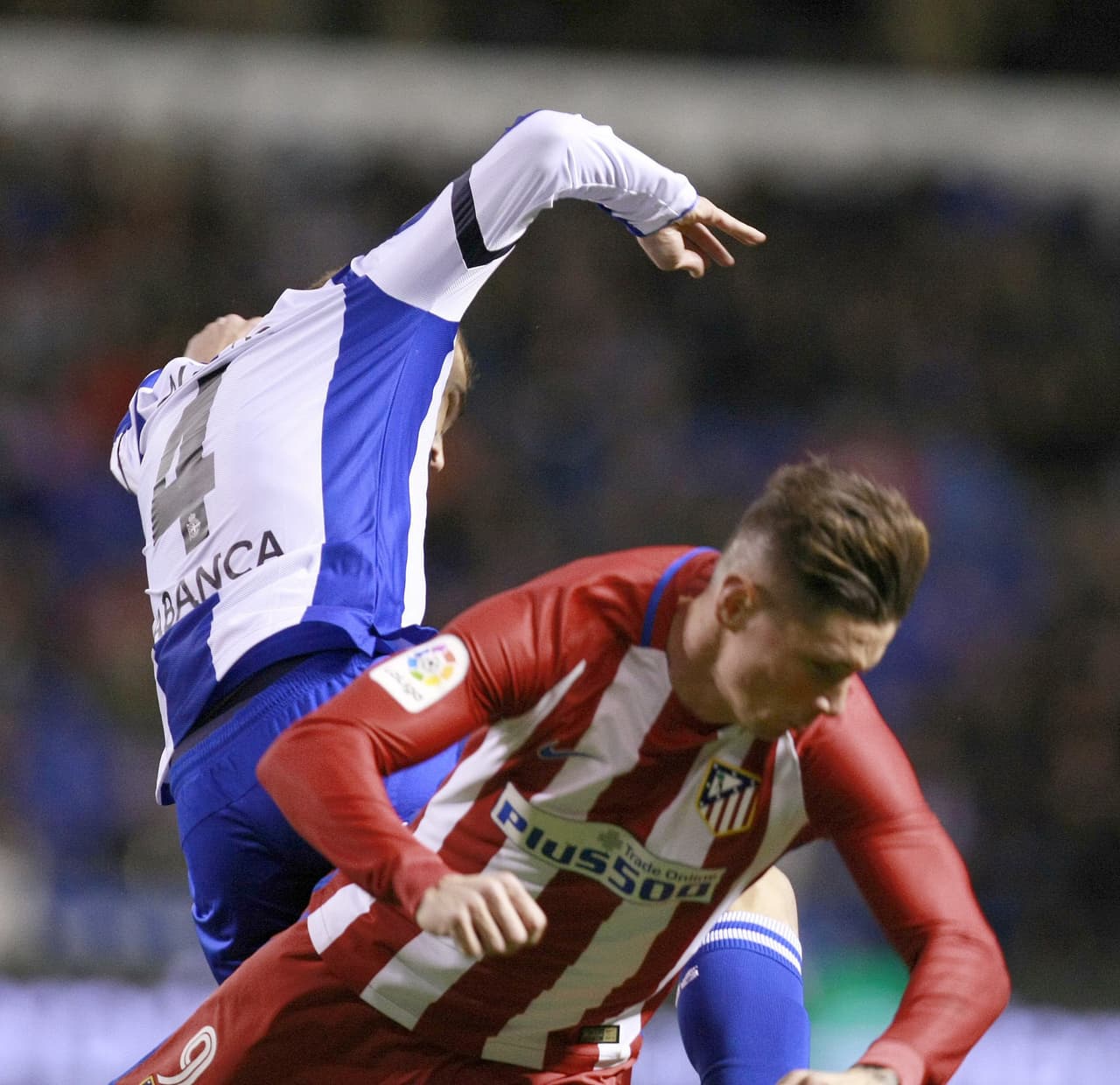 Corría el 84’ del 
<a href="http://www.univision.com/deportes/futbol/fernando-torres-evacuado-en-ambulancia-tras-sufrir-un-golpe-en-la-cabeza" target="_blank">encuentro entre Colchoneros y Periquitos</a> en Riazor cuando, en un intento por rechazar el balón en su área, Torres recibió un artero golpe de Álex Bergantiños directo en la nuca.