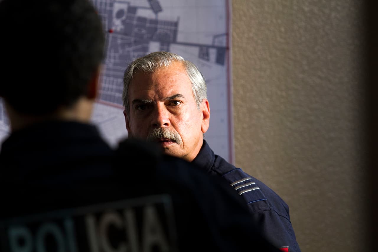 Raúl llegó de inmediato a la comandancia y arruinó los planes de su padre, pues él la protegería.