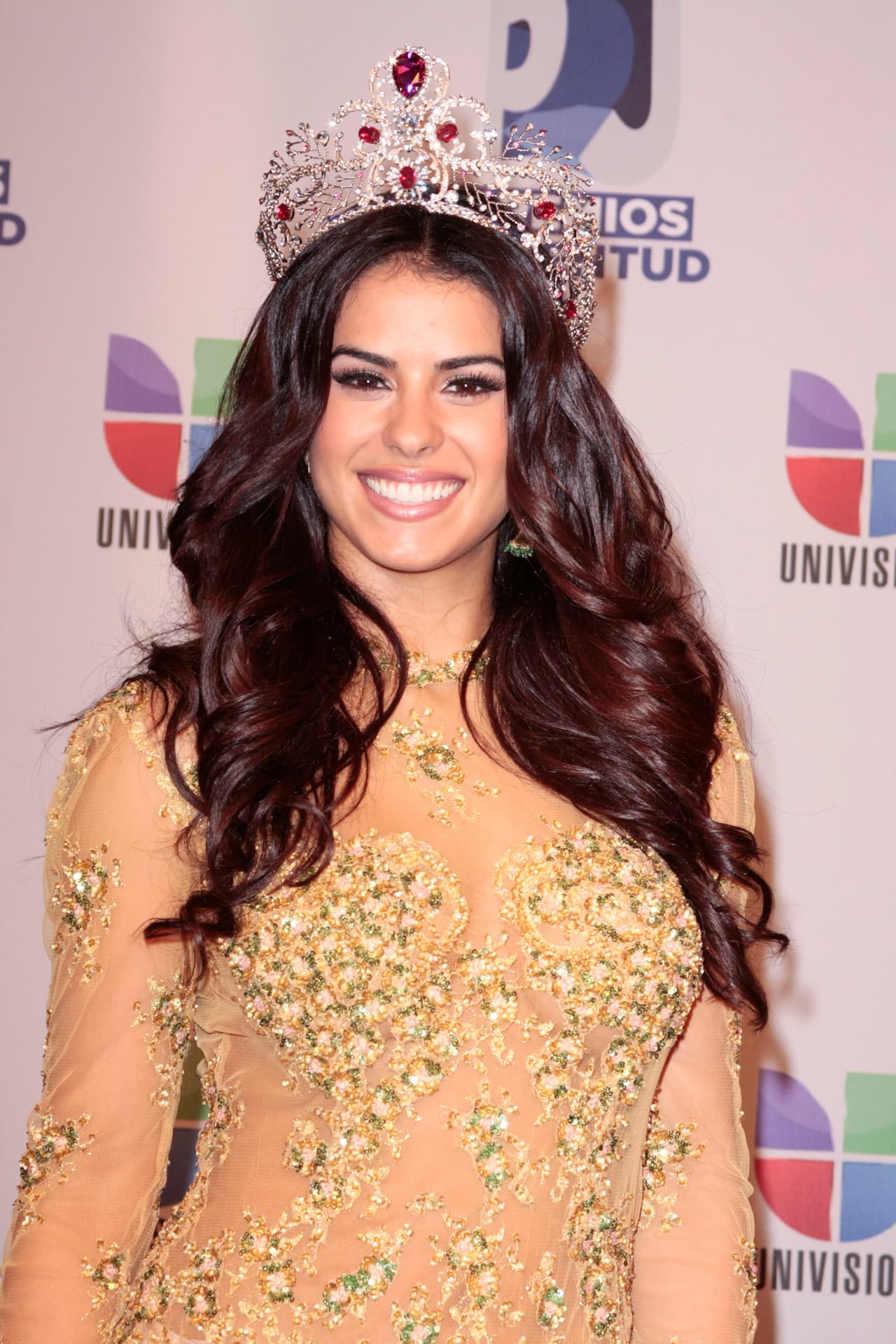 La guapa reina no cabía de la felicidad.-