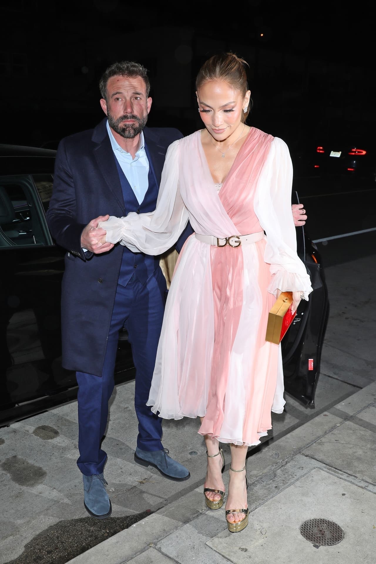 Pero al mismo tiempo en que JLo daba a conocer sus nuevos tatuajes, la pareja fue captada así al salir a cenar en pleno Día de San Valentín. 
<br>