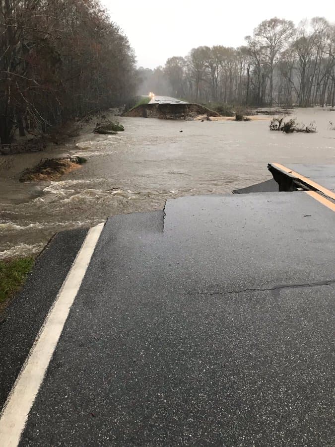 SR 112 entre Rebecca & Rochelle, en el condado de Wilcox, Georgia. Las fuertes precipitaciones han generados inundaciones en varios condados al sur del estado. El gobernador Brian Kemp, declaró estado de emergencia para al menos tres docenas de condados al sur de la Interestatal 20.